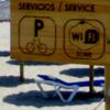 Foto de un cartel de Wifi en una playa